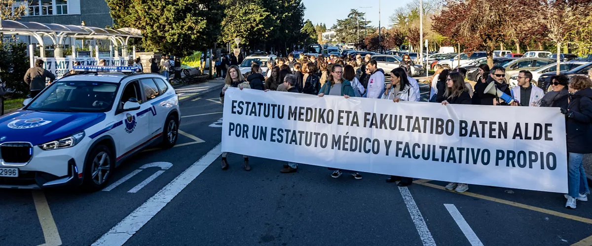 SAN SEBASTIÁN, 17/03/2026.- Médicos se han manifestado este martes frente al Hospital Donostia durante la huelga general convocada por ELA, LAB y otros sindicatos vascos, en demanda de un salario mínimo interprofesional (SMI) propio. EFE/ Javier Etxezarreta
