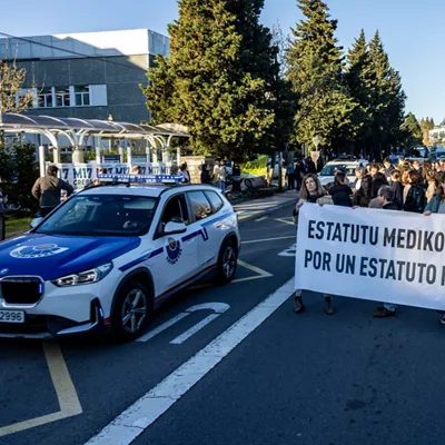 SAN SEBASTIÁN, 17/03/2026.- Médicos se han manifestado este martes frente al Hospital Donostia durante la huelga general convocada por ELA, LAB y otros sindicatos vascos, en demanda de un salario mínimo interprofesional (SMI) propio. EFE/ Javier Etxezarreta
