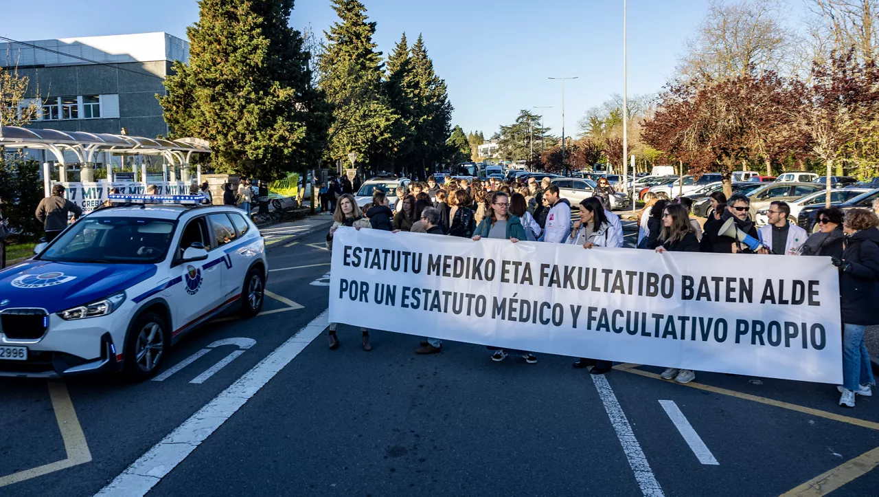 SAN SEBASTIÁN, 17/03/2026.- Médicos se han manifestado este martes frente al Hospital Donostia durante la huelga general convocada por ELA, LAB y otros sindicatos vascos, en demanda de un salario mínimo interprofesional (SMI) propio. EFE/ Javier Etxezarreta
