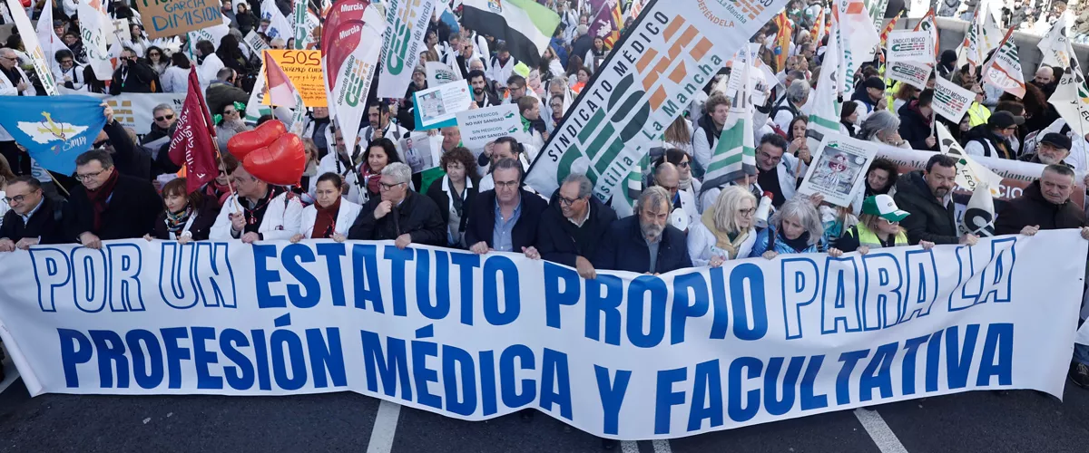 MADRID (ESPAÑA), 14/02/2026.- Vista de la manifestación de médicos previa a la huelga de la semana próxima contra el estatuto marco que regula las condiciones laborales del personal del Sistema Nacional de Salud que ha comenzado en el Congreso y finaliza en el Ministerio de Sanidad. EFE/ Sergio Pérez
