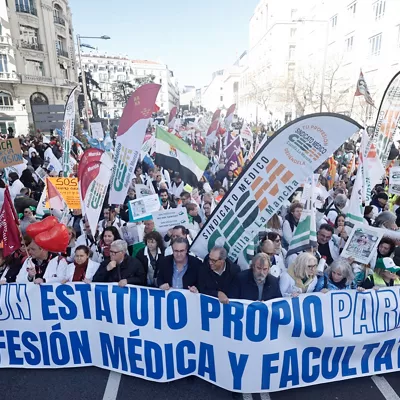 MADRID (ESPAÑA), 14/02/2026.- Vista de la manifestación de médicos previa a la huelga de la semana próxima contra el estatuto marco que regula las condiciones laborales del personal del Sistema Nacional de Salud que ha comenzado en el Congreso y finaliza en el Ministerio de Sanidad. EFE/ Sergio Pérez
