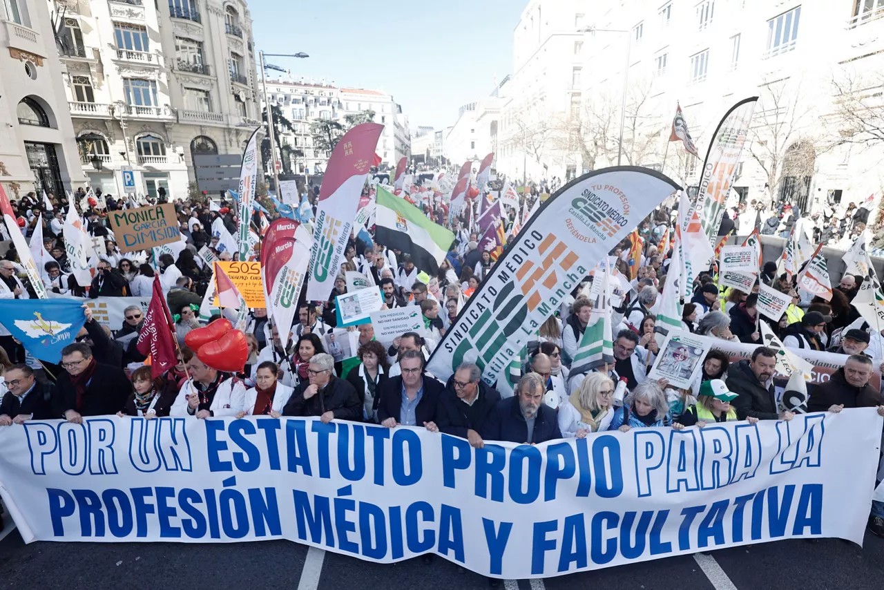 MADRID (ESPAÑA), 14/02/2026.- Vista de la manifestación de médicos previa a la huelga de la semana próxima contra el estatuto marco que regula las condiciones laborales del personal del Sistema Nacional de Salud que ha comenzado en el Congreso y finaliza en el Ministerio de Sanidad. EFE/ Sergio Pérez
