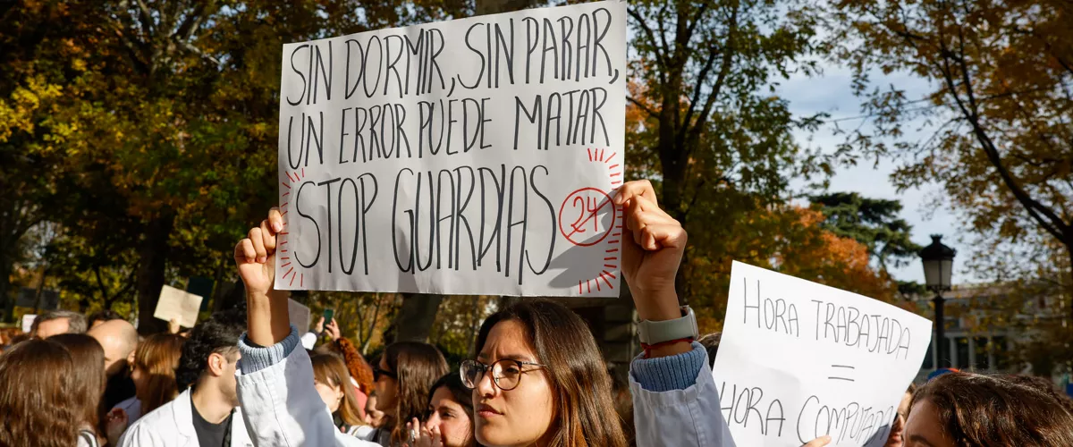 MADRID, 09/12/2025.-  Manifestación convocada por el sindicato madrileño de médicos Amyts, para protestar por la reforma del estatuto marco, y que está enmarcada en la huelga de cuatro días y de forma simultánea con otras concentraciones en centros sanitarios de numerosas ciudades, este martes. EFE/Javier Lizón
