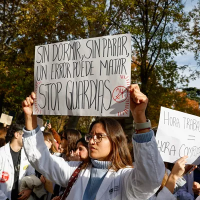 MADRID, 09/12/2025.-  Manifestación convocada por el sindicato madrileño de médicos Amyts, para protestar por la reforma del estatuto marco, y que está enmarcada en la huelga de cuatro días y de forma simultánea con otras concentraciones en centros sanitarios de numerosas ciudades, este martes. EFE/Javier Lizón
