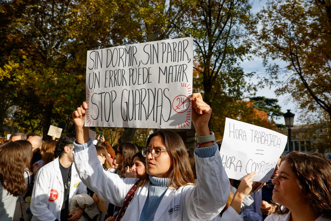 MADRID, 09/12/2025.-  Manifestación convocada por el sindicato madrileño de médicos Amyts, para protestar por la reforma del estatuto marco, y que está enmarcada en la huelga de cuatro días y de forma simultánea con otras concentraciones en centros sanitarios de numerosas ciudades, este martes. EFE/Javier Lizón
