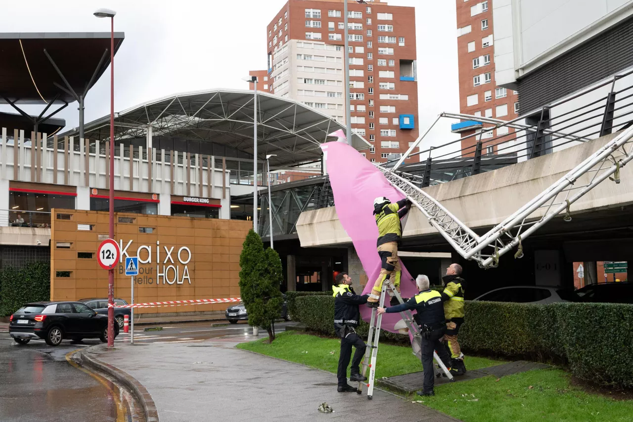 Bomberos de Bizkaia y agentes de la Policía Municipal de Barakaldo (Bizkaia) retiran una estructura publicitaria que ha caído este domingo en el centro comercial Megapark de Barakaldo (Bizkaia), como consecuencia de los fuertes vientos provocados por la borrasca Ingrid.