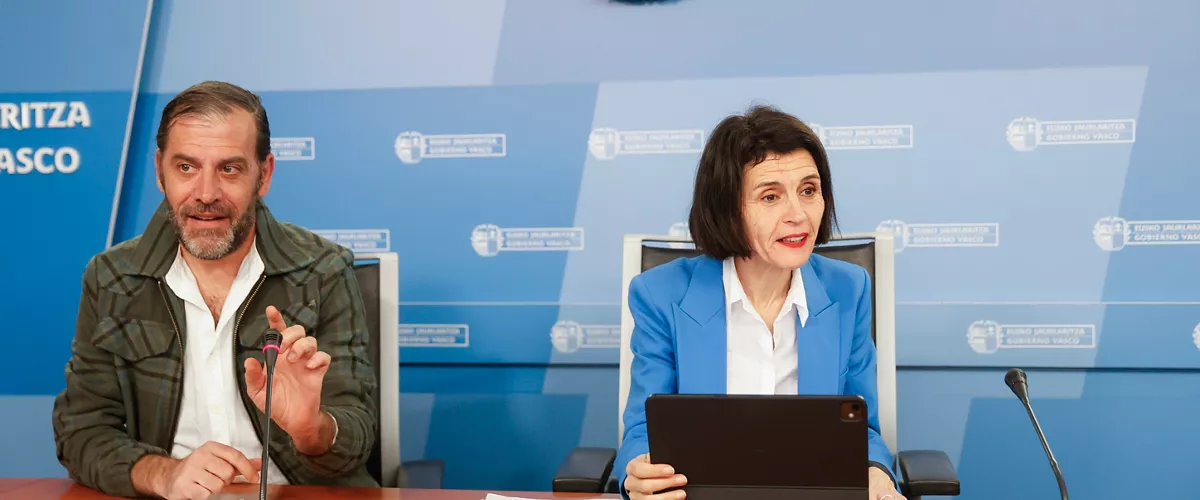 GRAFCAV1413. SAN SEBASTIÁN (ESPAÑA), 25/03/2026.- La consejera de Bienestar, Juventud y Reto Demográfico, Nerea Melgosa (d), presenta en rueda de prensa junto al técnico del Órgano Estadístico del Departamento de Bienestar, Juventud y Reto Demográfico, Jorge Aramendi (i), los datos de la última Encuesta de Pobreza y Desigualdades Sociales (EPDS). EFE/Juan Herrero
