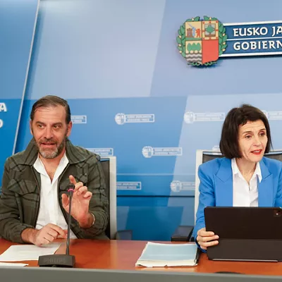 GRAFCAV1413. SAN SEBASTIÁN (ESPAÑA), 25/03/2026.- La consejera de Bienestar, Juventud y Reto Demográfico, Nerea Melgosa (d), presenta en rueda de prensa junto al técnico del Órgano Estadístico del Departamento de Bienestar, Juventud y Reto Demográfico, Jorge Aramendi (i), los datos de la última Encuesta de Pobreza y Desigualdades Sociales (EPDS). EFE/Juan Herrero
