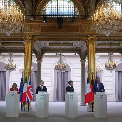 Paris (FRA), 17/04/2026.- (L-R) Italian Prime Minister Giorgia Meloni, Britain's Prime Minister Keir Starmer, France's President Emmanuel Macron and German Chancellor Friedrich Merz give a joint statement after an international summit to restore freedom of navigation in the Strait of Hormuz, at the Elysee Palace, in Paris, France, 17 April 2026. (Francia, Reino Unido) EFE/EPA/MICHEL EULER / POOL MAXPPP OUT
