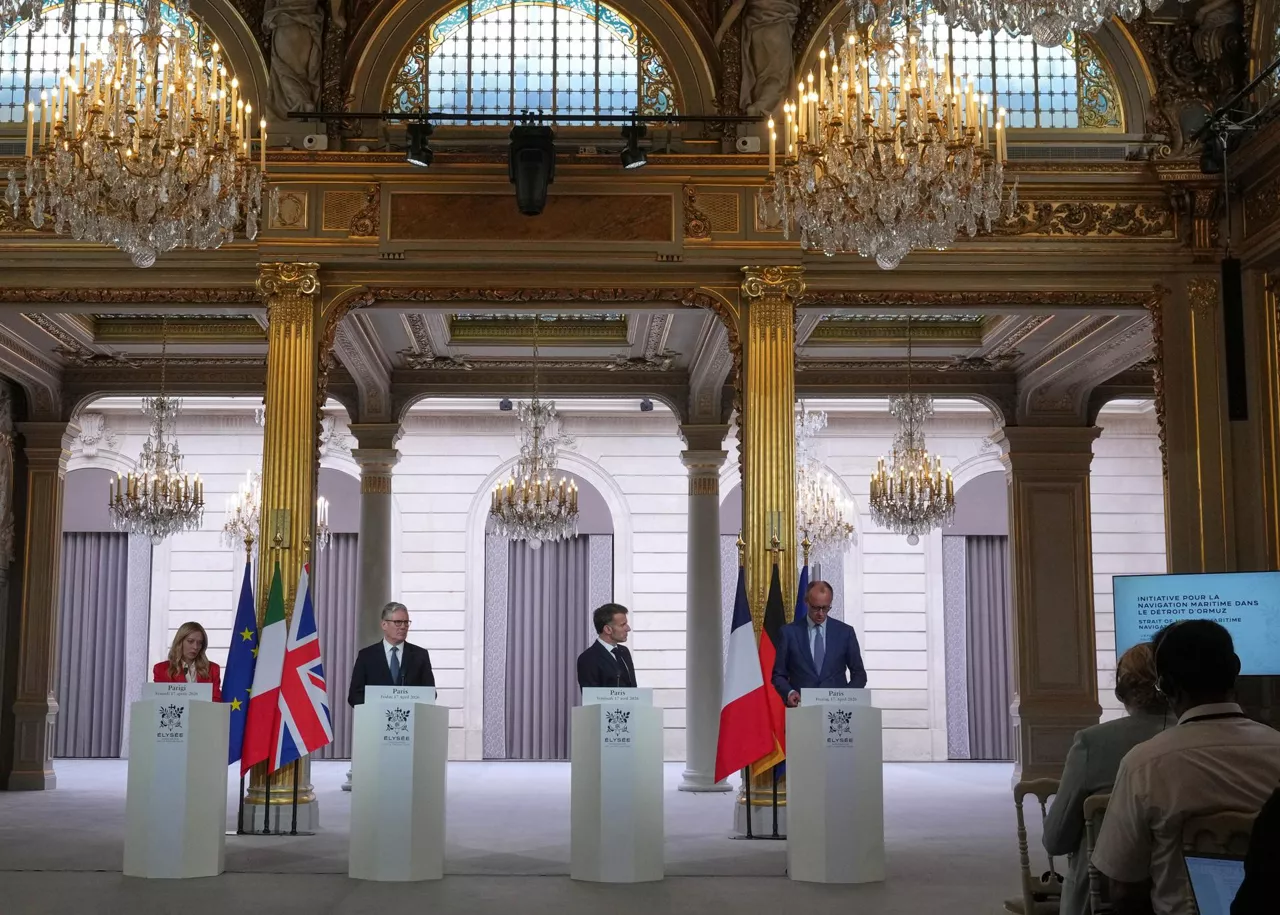 Paris (FRA), 17/04/2026.- (L-R) Italian Prime Minister Giorgia Meloni, Britain's Prime Minister Keir Starmer, France's President Emmanuel Macron and German Chancellor Friedrich Merz give a joint statement after an international summit to restore freedom of navigation in the Strait of Hormuz, at the Elysee Palace, in Paris, France, 17 April 2026. (Francia, Reino Unido) EFE/EPA/MICHEL EULER / POOL MAXPPP OUT
