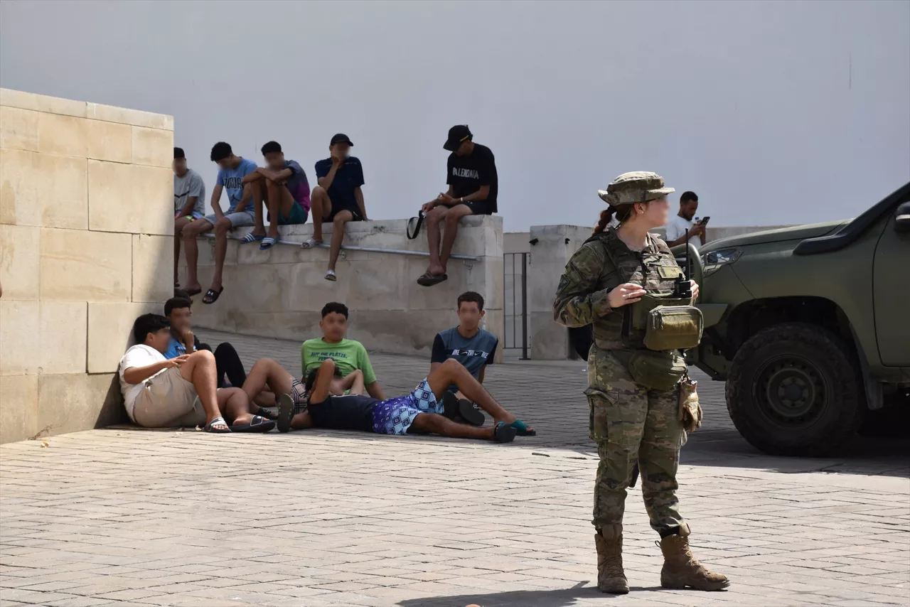 (Foto de ARCHIVO)

Varios militares dan apoyo a efectivos de la Policía Nacional en Ceuta, a 10 de agosto de 2026, en Ceuta (España). La ciudad acoge a miles de personas pendientes de retorno, entre ellas más de 1.300 menores, mientras las convocatorias difundidas en redes sociales hacen temer una nueva entrada masiva de migrantes.



Gabriela Sardá Núñez / Europa Press

10 AGOSTO 2026;MIGRACIONES;MARRUECOS;INMIGRACIÓN;INMIGRANTES;FRONTERAS

10/8/2026