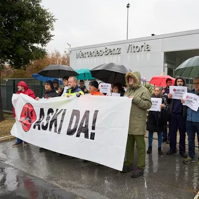 VITORIA, 10/12/2025.- El comité con la mayoría de sindicatos de la Fábrica de Mercedes-Benz de Vitoria se han concentrado este lunes en la puerta sur de la fábrica en Vitoria para anunciar las movilizaciones que ha convocado en protesta por el empeoramiento de las condiciones laborales de la plantilla. EFE/ADRIAN RUIZ HIERRO
