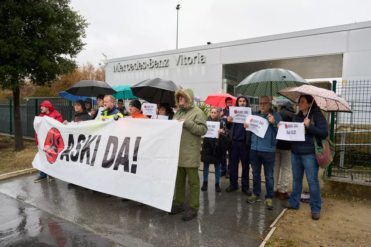 VITORIA, 10/12/2025.- El comité con la mayoría de sindicatos de la Fábrica de Mercedes-Benz de Vitoria se han concentrado este lunes en la puerta sur de la fábrica en Vitoria para anunciar las movilizaciones que ha convocado en protesta por el empeoramiento de las condiciones laborales de la plantilla. EFE/ADRIAN RUIZ HIERRO
