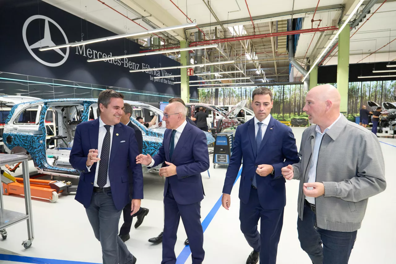VITORIA, 30/09/2026.- El lehendakari Imanol Pradales (2d), el director ejecutivo de la Fábrica de Mercedes- Benz Vitoria, Bernd Krottmayer (d), el consejero vasco de Industria, Transición Energética y Sostenibilidad, Mikel Jauregi (i), y el diputado general de Álava, Ramiro Gozález, este miércoles durante una visita a la fábrica más grande Euskadi para presentar un nuevo proyecto transformador de industria, dentro de un programa de iniciativas estratégicas "de alto impacto" basada en la colaboración público-privada. EFE/Adrián Ruiz-Hierro
