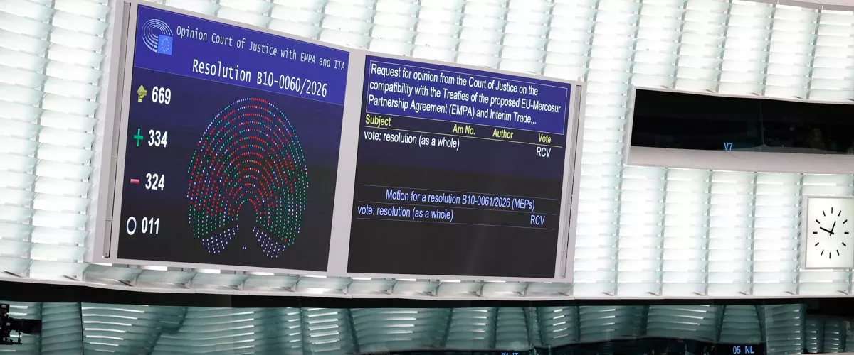 Strasbourg (France), 21/01/2026.- A member of the European Parliament takes a picture of the screen displaying the vote to refer the case to the Court of Justice of the European Union regarding the EU-Mercosur trade deal in Strasbourg, France, 21 January 2026. Lawmakers voted in favour of asking the Court of Justice of the European Union (CJEU) to determine whether the deal is compatible with the EU's policy. Thousands of farmers from France and other European countries, along with more than 700 tractors protested in Strasbourg against the EU-Mercosur trade deal. (Francia, Estrasburgo) EFE/EPA/YOAN VALAT

