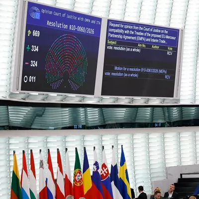 Strasbourg (France), 21/01/2026.- A member of the European Parliament takes a picture of the screen displaying the vote to refer the case to the Court of Justice of the European Union regarding the EU-Mercosur trade deal in Strasbourg, France, 21 January 2026. Lawmakers voted in favour of asking the Court of Justice of the European Union (CJEU) to determine whether the deal is compatible with the EU's policy. Thousands of farmers from France and other European countries, along with more than 700 tractors protested in Strasbourg against the EU-Mercosur trade deal. (Francia, Estrasburgo) EFE/EPA/YOAN VALAT
