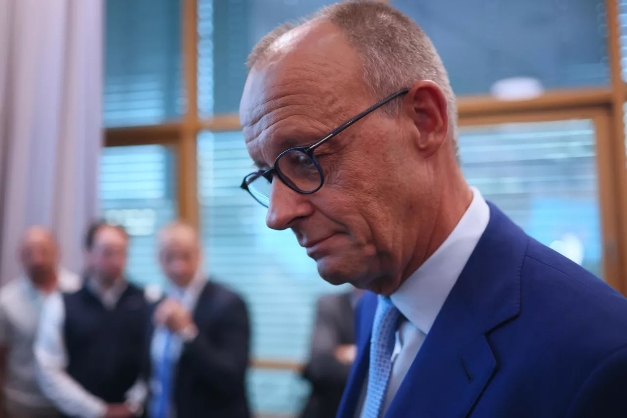 Merz, con gesto preocupado, tras su comparecencia en la sede de la CDU. Foto: EFE