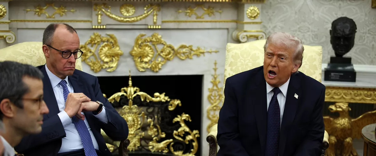 Washington, DC (USA), 03/03/2026.- US President Donald Trump (R) and German Chancellor Friedrich Merz hold a bilateral meeting in the Oval Office at the White House in Washington, DC, USA, 03 March 2026. (Alemania) EFE/EPA/SAMUEL CORUM / POOL
