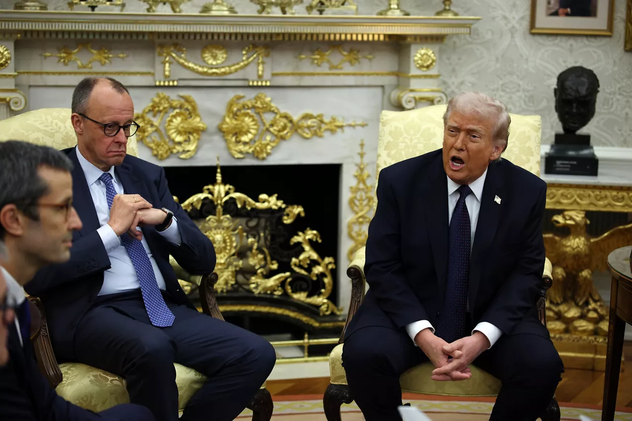 Washington, DC (USA), 03/03/2026.- US President Donald Trump (R) and German Chancellor Friedrich Merz hold a bilateral meeting in the Oval Office at the White House in Washington, DC, USA, 03 March 2026. (Alemania) EFE/EPA/SAMUEL CORUM / POOL
