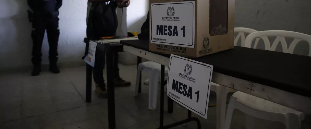 AME6951. BARRANQUILLA (COLOMBIA), 30/05/2026.- Fotografía que muestra una mesa de votación, este sábado en Barranquilla (Colombia). Las autoridades colombianas ultiman los preparativos para la primera vuelta de las elecciones presidenciales del domingo en las que se elegirá al sucesor del actual mandatario, Gustavo Petro, y para las que están habilitados para votar 41.421.973 ciudadanos, incluidos los residentes en el exterior. EFE/ Ernesto Guzmán

