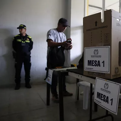 AME6951. BARRANQUILLA (COLOMBIA), 30/05/2026.- Fotografía que muestra una mesa de votación, este sábado en Barranquilla (Colombia). Las autoridades colombianas ultiman los preparativos para la primera vuelta de las elecciones presidenciales del domingo en las que se elegirá al sucesor del actual mandatario, Gustavo Petro, y para las que están habilitados para votar 41.421.973 ciudadanos, incluidos los residentes en el exterior. EFE/ Ernesto Guzmán
