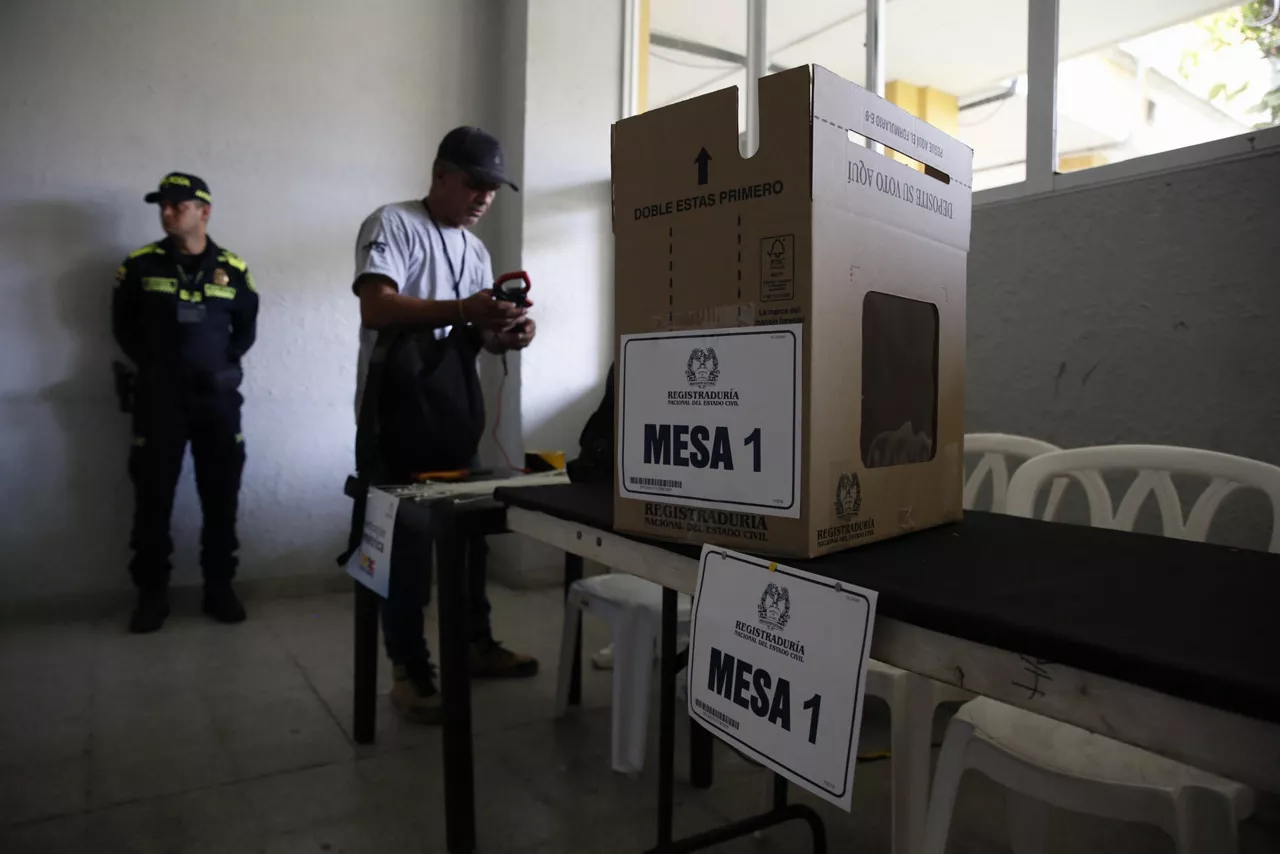 AME6951. BARRANQUILLA (COLOMBIA), 30/05/2026.- Fotografía que muestra una mesa de votación, este sábado en Barranquilla (Colombia). Las autoridades colombianas ultiman los preparativos para la primera vuelta de las elecciones presidenciales del domingo en las que se elegirá al sucesor del actual mandatario, Gustavo Petro, y para las que están habilitados para votar 41.421.973 ciudadanos, incluidos los residentes en el exterior. EFE/ Ernesto Guzmán
