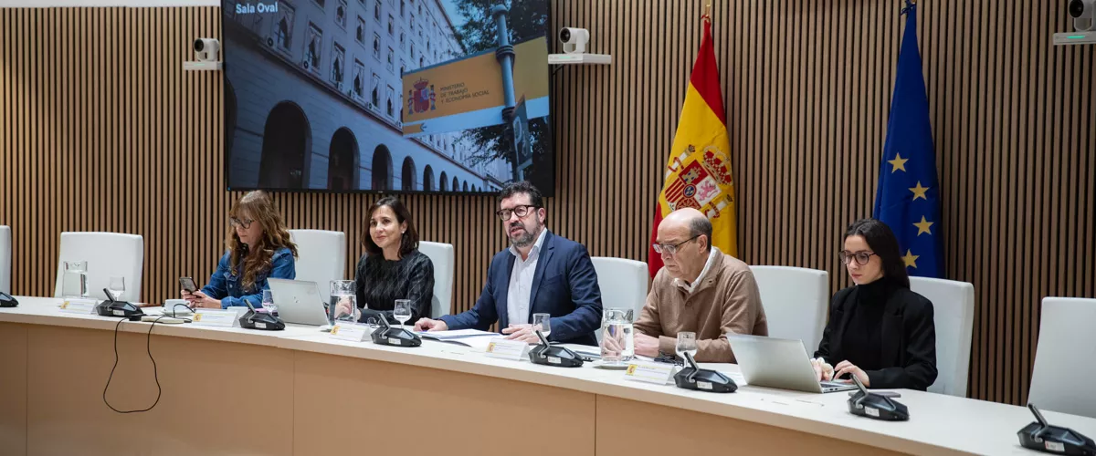 MADRID, 07/01/2026.- El secretario de Estado de Empleo, Joaquín Pérez Rey (c), durante la reunión de la Mesa de Diálogo Social que aborda la subida del SMI en 2026 este miércoles en Madrid. EFE/ Ministerio de Trabajo y Economía Social  SOLO USO EDITORIAL/SOLO DISPONIBLE PARA ILUSTRAR LA NOTICIA QUE ACOMPAÑA (CRÉDITO OBLIGATORIO)
