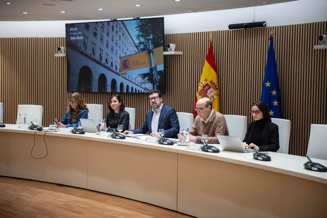 MADRID, 07/01/2026.- El secretario de Estado de Empleo, Joaquín Pérez Rey (c), durante la reunión de la Mesa de Diálogo Social que aborda la subida del SMI en 2026 este miércoles en Madrid. EFE/ Ministerio de Trabajo y Economía Social  SOLO USO EDITORIAL/SOLO DISPONIBLE PARA ILUSTRAR LA NOTICIA QUE ACOMPAÑA (CRÉDITO OBLIGATORIO)
