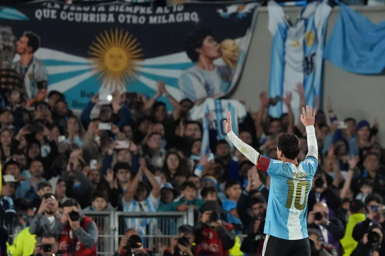 FOTODELDÍA AMDEP3697. BUENOS AIRES (ARGENTINA), 06/10/2026.- Lionel Messi de Argentina saluda este martes, al finalizar un partido amistoso entre Argentina y Benín en el estadio Monumental, en Buenos Aires (Argentina). Messi afirmó que "fue un orgullo muy grande defender esta camiseta" y que "jugar en la selección argentina es lo más lindo que te puede pasar" en su último partido con la Albiceleste. EFE/ Adán González
