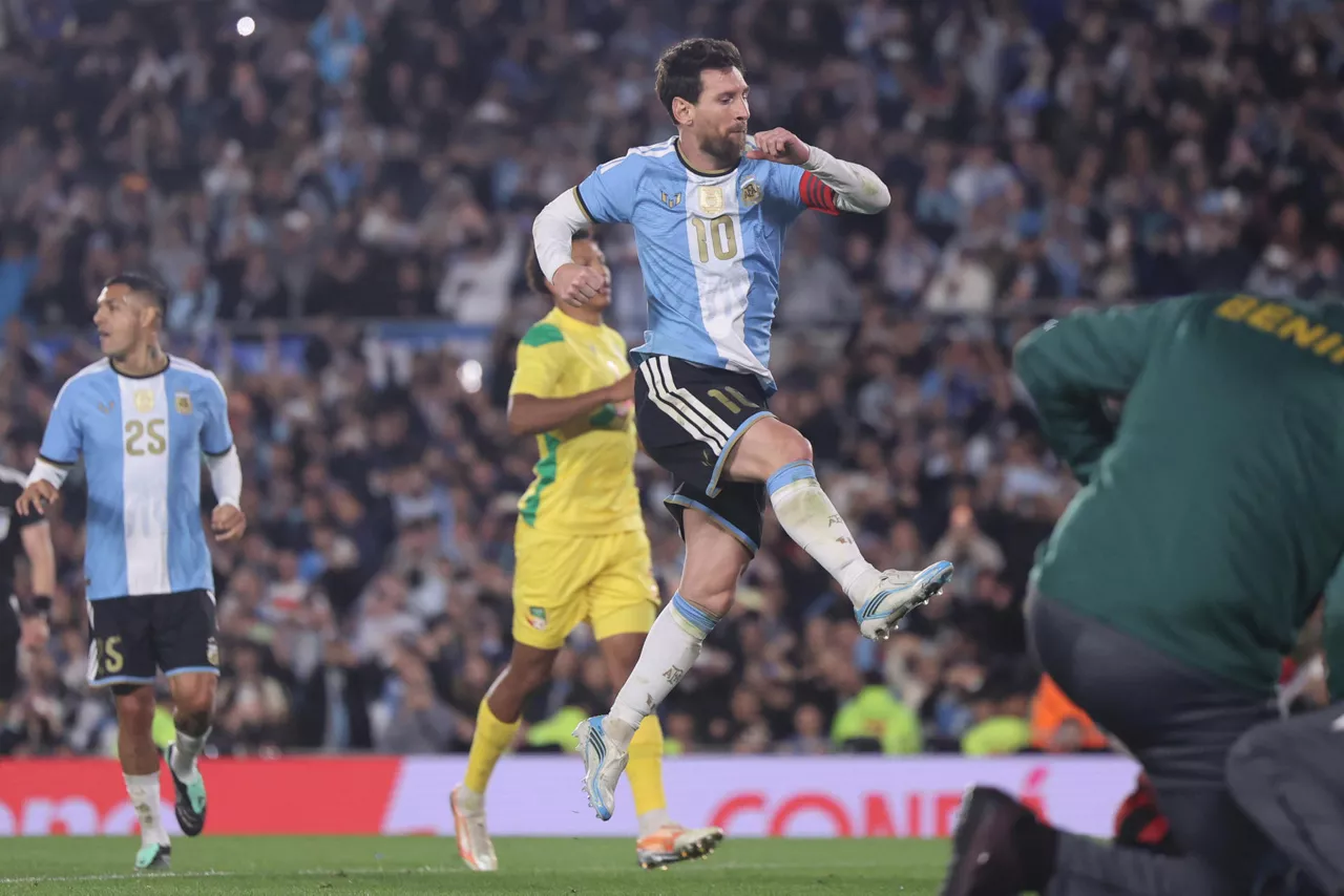 Messi celebra el gol de penalti durante el encuentro ante el Benín. EFE