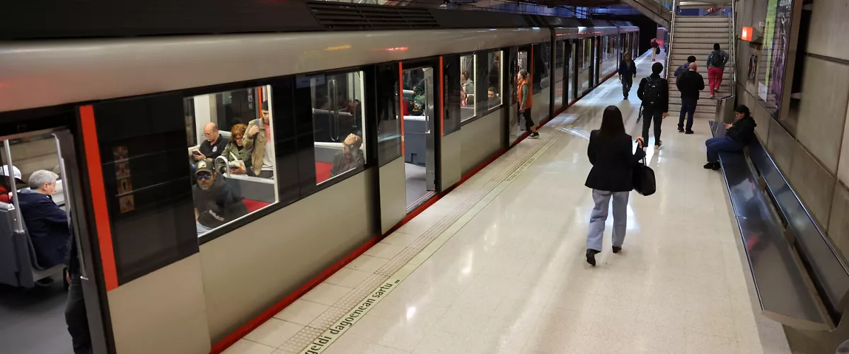 GRAFCAV5904. BILBAO, 03/11/2025.-Usuarios en la estación de metro de Sarriko, donde se cumple 30 años de andadura de Metro Bilbao, donde este lunes han presentado los actos de celebración organizados con tal motivo. EFE/Luis Tejido
