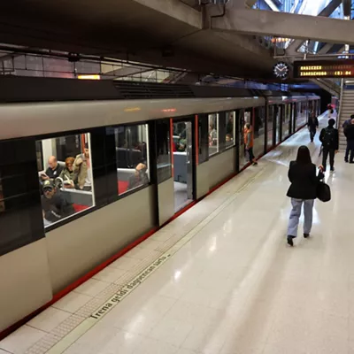 GRAFCAV5904. BILBAO, 03/11/2025.-Usuarios en la estación de metro de Sarriko, donde se cumple 30 años de andadura de Metro Bilbao, donde este lunes han presentado los actos de celebración organizados con tal motivo. EFE/Luis Tejido
