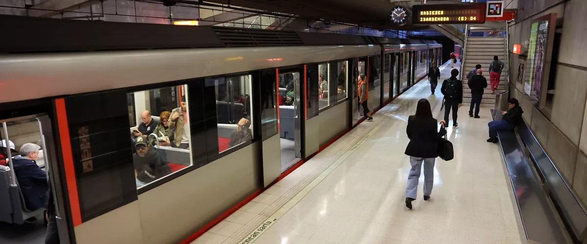 GRAFCAV5904. BILBAO, 03/11/2025.-Usuarios en la estación de metro de Sarriko, donde se cumple 30 años de andadura de Metro Bilbao, donde este lunes han presentado los actos de celebración organizados con tal motivo. EFE/Luis Tejido
