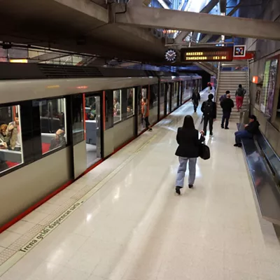 GRAFCAV5904. BILBAO, 03/11/2025.-Usuarios en la estación de metro de Sarriko, donde se cumple 30 años de andadura de Metro Bilbao, donde este lunes han presentado los actos de celebración organizados con tal motivo. EFE/Luis Tejido
