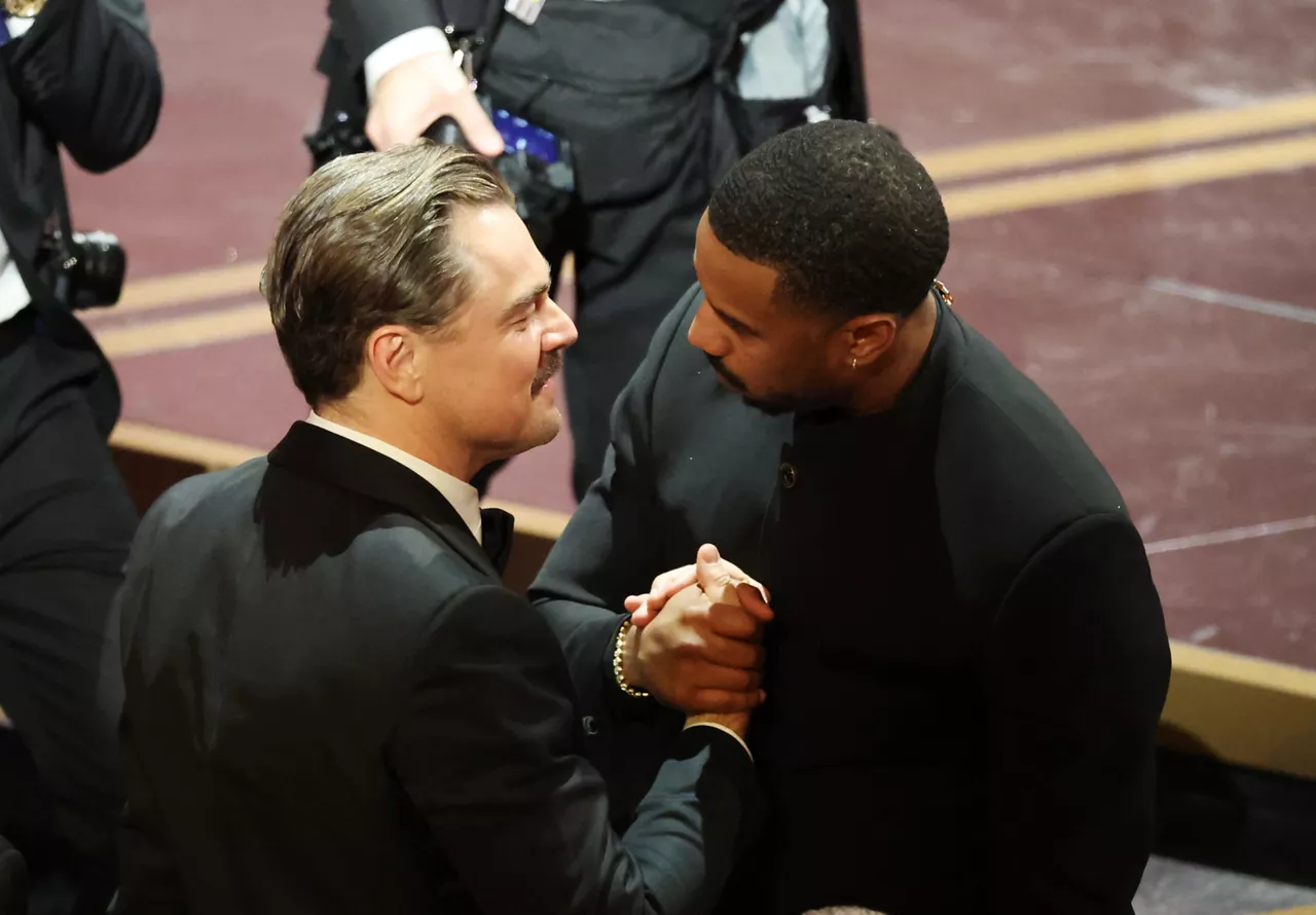 LOS ANGELES (United States), 16/03/2026.- Leonardo DiCaprio (L) congratulates Michael B Jordan after he wins the Oscar for Best Actor In A Leading Role for "Sinners" during the 98th annual Academy Awards ceremony at the Dolby Theatre in Los Angeles, California, USA, 15 March 2026. (Jordania) EFE/EPA/CHRIS TORRES

