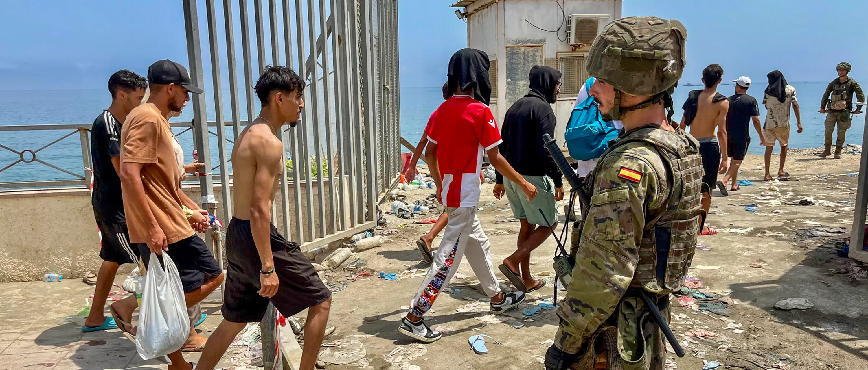 FOTODELDÍA - CEUTA, 31/07/2026.- Un gran número de inmigrantes regresan a pie a su país de origen (Marruecos), este viernes. El número de cadáveres encontrados en las últimas horas en la costa de la ciudad española de Ceuta tras la entrada masiva de personas procedentes de Marruecos asciende ya a 43, informaron a EFE fuentes policiales. Las fuerzas de seguridad y los servicios de emergencia siguen localizando algunos cuerpos de las miles de personas, sobre todo marroquíes y argelinos, que se lanzaron al mar desde las costas marroquíes de Castillejos para intentar alcanzar la costa ceutí a nado en los últimos días; y no se descarta que la cifra continúe aumentando. EFE/Reduan Dris
