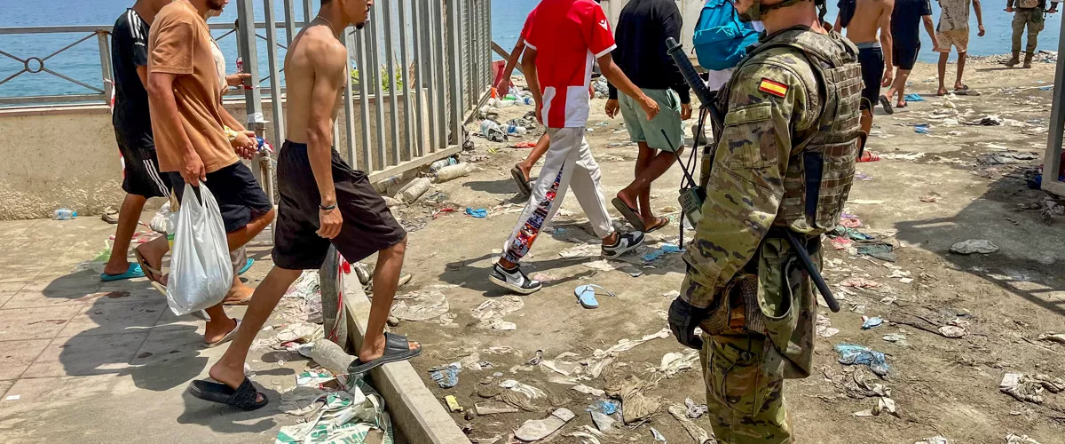 FOTODELDÍA - CEUTA, 31/07/2026.- Un gran número de inmigrantes regresan a pie a su país de origen (Marruecos), este viernes. El número de cadáveres encontrados en las últimas horas en la costa de la ciudad española de Ceuta tras la entrada masiva de personas procedentes de Marruecos asciende ya a 43, informaron a EFE fuentes policiales. Las fuerzas de seguridad y los servicios de emergencia siguen localizando algunos cuerpos de las miles de personas, sobre todo marroquíes y argelinos, que se lanzaron al mar desde las costas marroquíes de Castillejos para intentar alcanzar la costa ceutí a nado en los últimos días; y no se descarta que la cifra continúe aumentando. EFE/Reduan Dris
