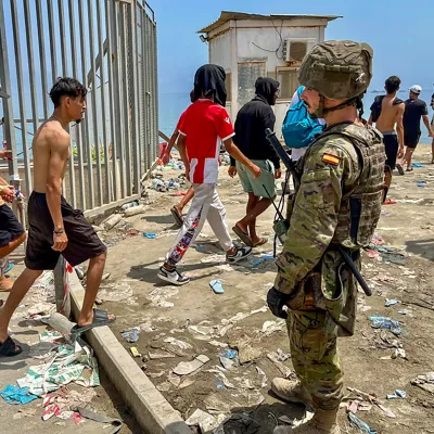 FOTODELDÍA - CEUTA, 31/07/2026.- Un gran número de inmigrantes regresan a pie a su país de origen (Marruecos), este viernes. El número de cadáveres encontrados en las últimas horas en la costa de la ciudad española de Ceuta tras la entrada masiva de personas procedentes de Marruecos asciende ya a 43, informaron a EFE fuentes policiales. Las fuerzas de seguridad y los servicios de emergencia siguen localizando algunos cuerpos de las miles de personas, sobre todo marroquíes y argelinos, que se lanzaron al mar desde las costas marroquíes de Castillejos para intentar alcanzar la costa ceutí a nado en los últimos días; y no se descarta que la cifra continúe aumentando. EFE/Reduan Dris
