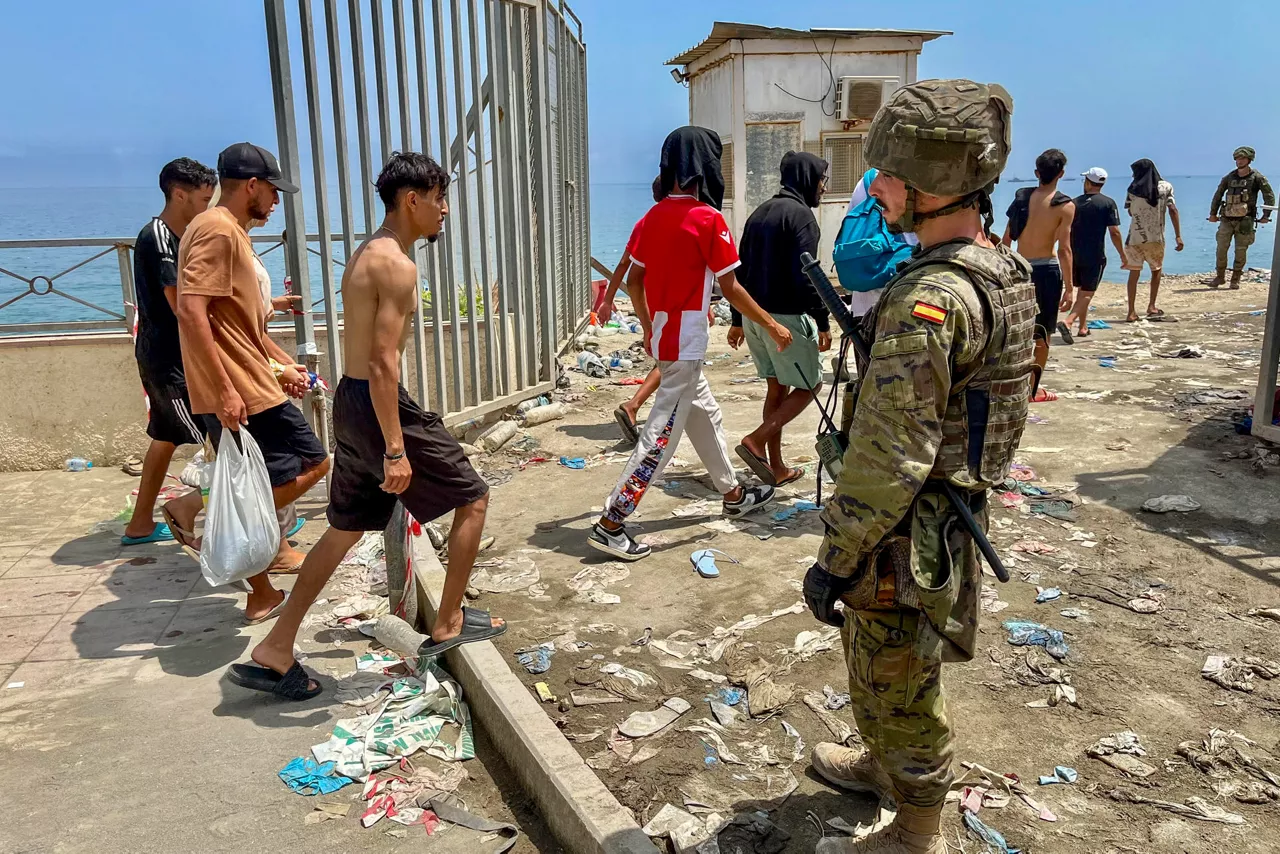FOTODELDÍA - CEUTA, 31/07/2026.- Un gran número de inmigrantes regresan a pie a su país de origen (Marruecos), este viernes. El número de cadáveres encontrados en las últimas horas en la costa de la ciudad española de Ceuta tras la entrada masiva de personas procedentes de Marruecos asciende ya a 43, informaron a EFE fuentes policiales. Las fuerzas de seguridad y los servicios de emergencia siguen localizando algunos cuerpos de las miles de personas, sobre todo marroquíes y argelinos, que se lanzaron al mar desde las costas marroquíes de Castillejos para intentar alcanzar la costa ceutí a nado en los últimos días; y no se descarta que la cifra continúe aumentando. EFE/Reduan Dris
