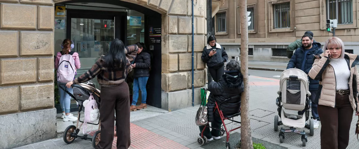GRAFCAV2039. BILBAO, 14/04/2026.- Venezolanos hacen cola en el consulado de la República Bolivariana de Venezuela este martes para tramitar documentación. Los interesados en la regularización de migrantes que prevé aprobar este martes el Gobierno podrán empezar a solicitarla a partir del 16 de abril de forma telemática y ese mismo día podrán pedir cita para hacerlo presencialmente, aunque no será hasta el día 20 cuando podrán acudir en persona a formalizar su petición. Así lo ha señalado este martes la ministra de Inclusión, Seguridad Social y Migraciones, Elma Saiz,EFE/Luis Tejido
