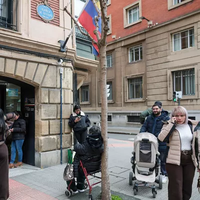 GRAFCAV2039. BILBAO, 14/04/2026.- Venezolanos hacen cola en el consulado de la República Bolivariana de Venezuela este martes para tramitar documentación. Los interesados en la regularización de migrantes que prevé aprobar este martes el Gobierno podrán empezar a solicitarla a partir del 16 de abril de forma telemática y ese mismo día podrán pedir cita para hacerlo presencialmente, aunque no será hasta el día 20 cuando podrán acudir en persona a formalizar su petición. Así lo ha señalado este martes la ministra de Inclusión, Seguridad Social y Migraciones, Elma Saiz,EFE/Luis Tejido
