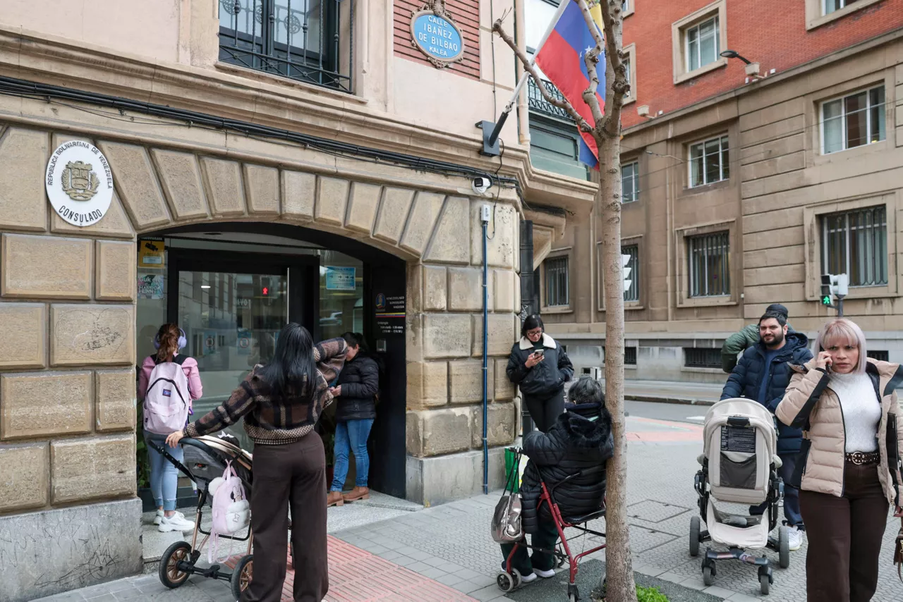 GRAFCAV2039. BILBAO, 14/04/2026.- Venezolanos hacen cola en el consulado de la República Bolivariana de Venezuela este martes para tramitar documentación. Los interesados en la regularización de migrantes que prevé aprobar este martes el Gobierno podrán empezar a solicitarla a partir del 16 de abril de forma telemática y ese mismo día podrán pedir cita para hacerlo presencialmente, aunque no será hasta el día 20 cuando podrán acudir en persona a formalizar su petición. Así lo ha señalado este martes la ministra de Inclusión, Seguridad Social y Migraciones, Elma Saiz,EFE/Luis Tejido
