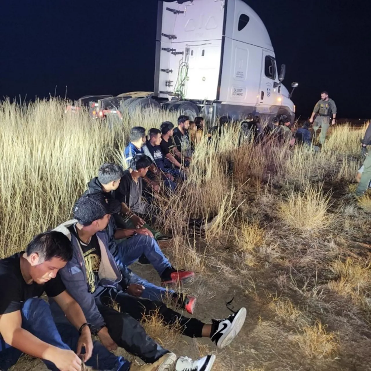 USA6806. LAREDO (ESTADOS UNIDOS), 02/12/2025.-Fotografía cedida por el Departamento de Seguridad Pública de Texas (DPS Texas) que muestra a los 23 inmigrantes indocumentados que fueron hallados la cabina de descanso de un camión durante una control de tráfico de la Operación Estrella Solitaria en el condado de La Salle en Texas (EE.UU.). Inmigrantes que viajaban escondidos en un camión fueron hallados cerca a la frontera de Texas con México, después que el vehículo llamara la atención de las autoridades por manejar por la orilla de una carretera interestatal. EFE/ Departamento de Seguridad Pública de Texas (DPS Texas) /SOLO USO EDITORIAL/NO VENTAS/SOLO DISPONIBLE PARA ILUSTRAR LA NOTICIA QUE ACOMPAÑA (CRÉDITO OBLIGATORIO)
