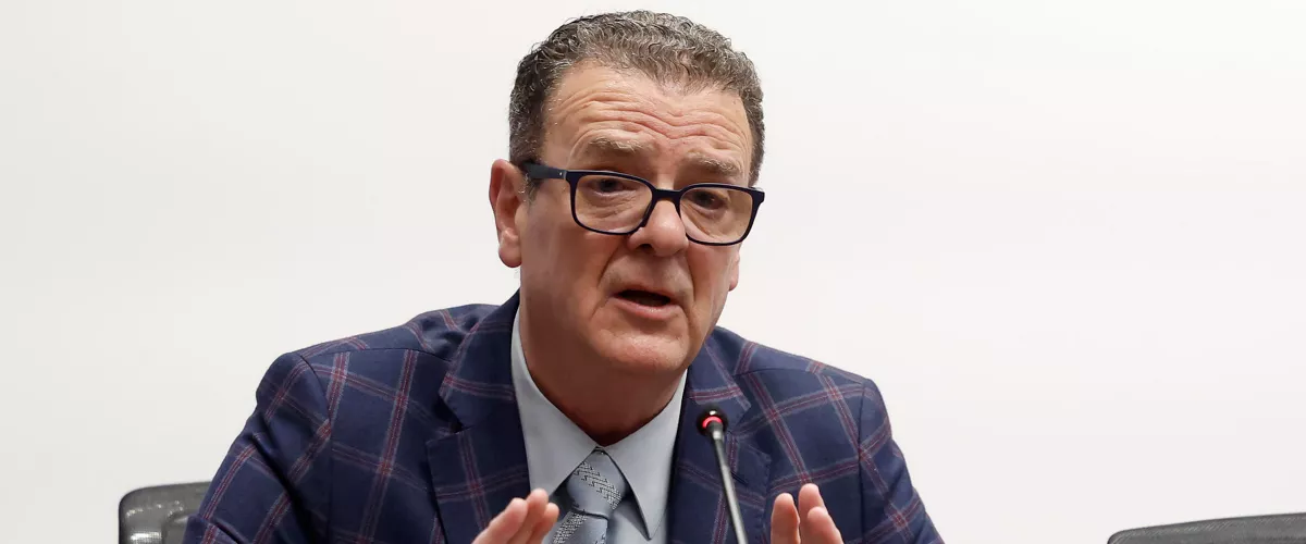 PAMPLONA, 03/03/2026.- El asesor fiscal del bar Franky de Pamplona, Miguel Moreno Purroy, ha reconocido este martes que emitió facturas a Acciona que "no respondían a una prestación real" porque se lo pidió el exasesor ministerial Koldo García. Moreno Purroy comparece este martes en la Comisión de Investigación sobre licitación de obras públicas que se celebra en el Parlamento de Navarra, donde ha señalado que actuó, entre los años 2016 y 2018, para ayudar a Koldo García y que se "equivocó", pero también ha negado formar parte de "una trama corrupta". EFE/ Jesús Diges
