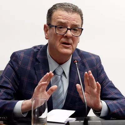 PAMPLONA, 03/03/2026.- El asesor fiscal del bar Franky de Pamplona, Miguel Moreno Purroy, ha reconocido este martes que emitió facturas a Acciona que "no respondían a una prestación real" porque se lo pidió el exasesor ministerial Koldo García. Moreno Purroy comparece este martes en la Comisión de Investigación sobre licitación de obras públicas que se celebra en el Parlamento de Navarra, donde ha señalado que actuó, entre los años 2016 y 2018, para ayudar a Koldo García y que se "equivocó", pero también ha negado formar parte de "una trama corrupta". EFE/ Jesús Diges
