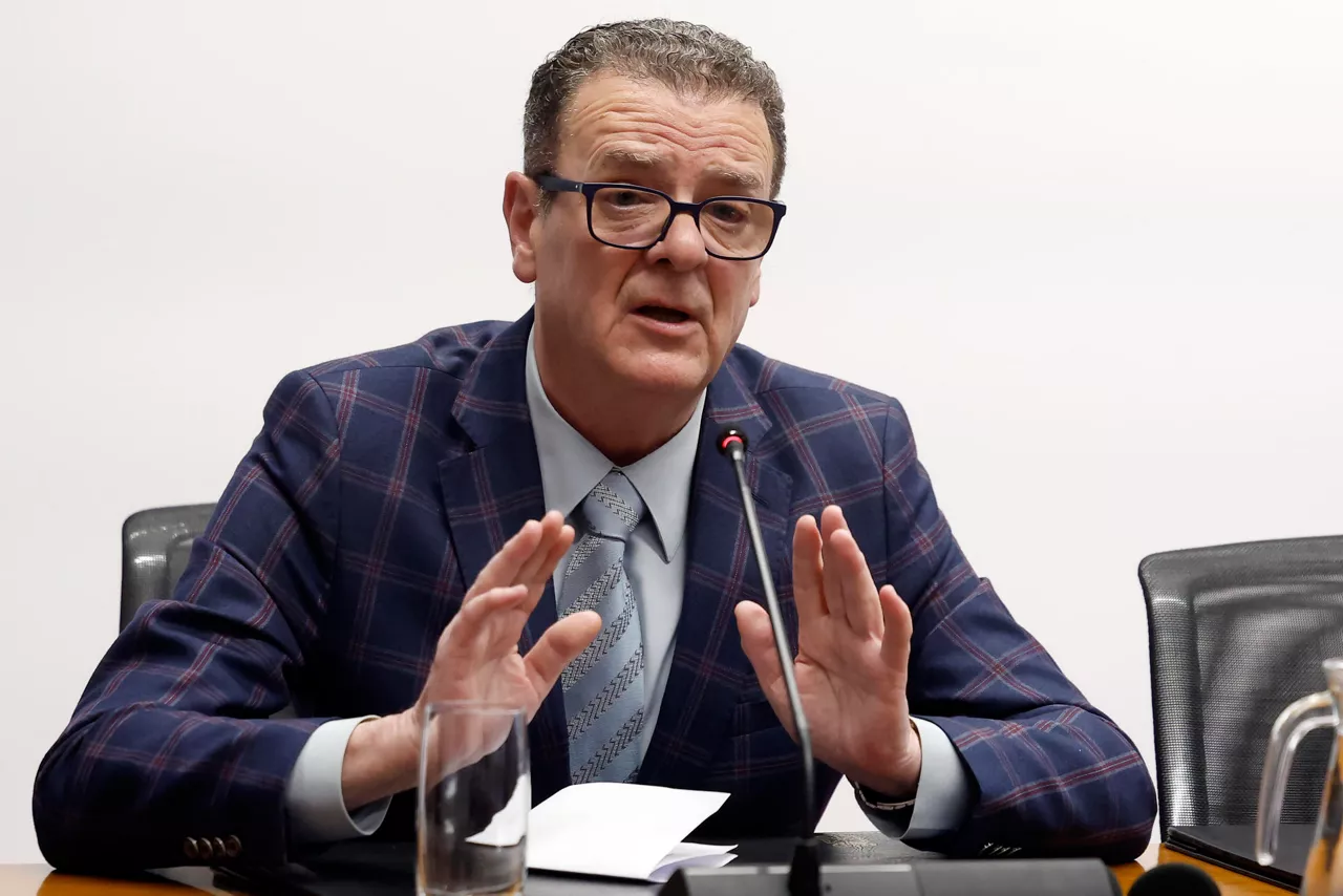 PAMPLONA, 03/03/2026.- El asesor fiscal del bar Franky de Pamplona, Miguel Moreno Purroy, ha reconocido este martes que emitió facturas a Acciona que "no respondían a una prestación real" porque se lo pidió el exasesor ministerial Koldo García. Moreno Purroy comparece este martes en la Comisión de Investigación sobre licitación de obras públicas que se celebra en el Parlamento de Navarra, donde ha señalado que actuó, entre los años 2016 y 2018, para ayudar a Koldo García y que se "equivocó", pero también ha negado formar parte de "una trama corrupta". EFE/ Jesús Diges
