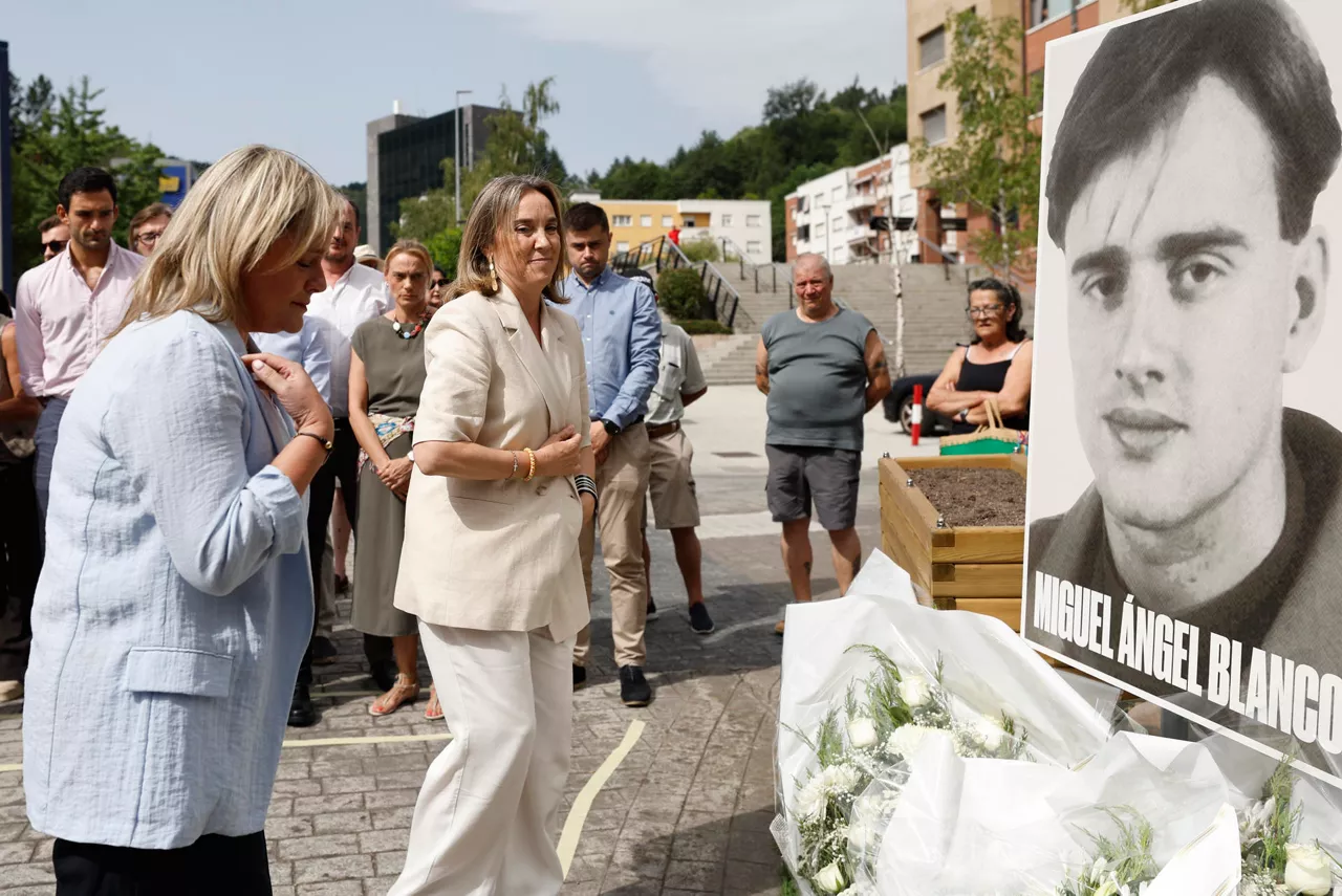 ERMUA (BIZKAIA), 12/07/2026.- Mari Mar Blanco (2i), hermana de la víctima, junto a Cuca Gamarra (d), durante el acto que el PP celebra en Ermua en recuerdo del edil Miguel Ángel Blanco, asesinado por ETA hace 29 años. EFE/Miguel Toña
