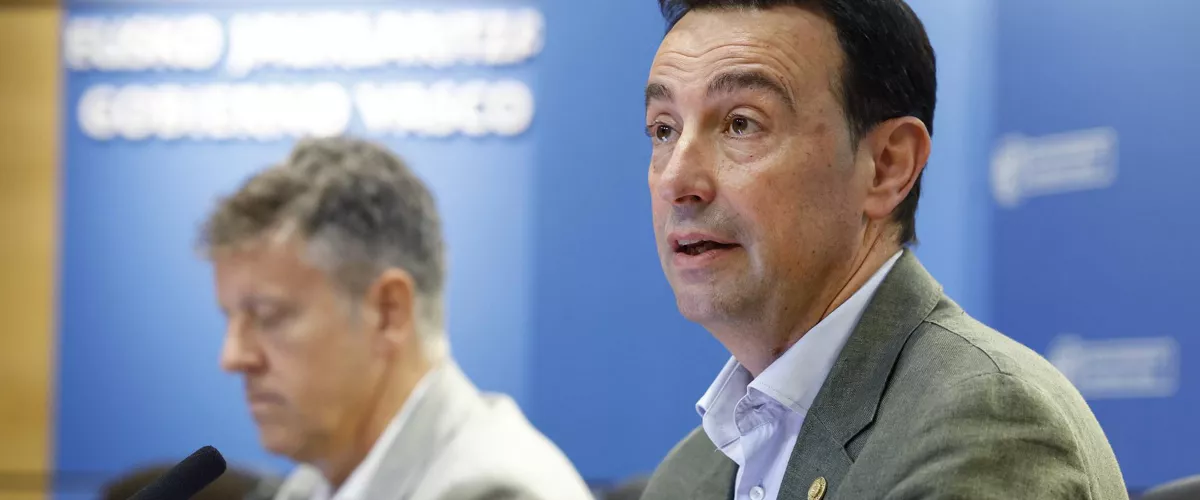 BILBAO, 22/04/2026.- El vicelehendakari y consejero de Economía, Trabajo y Empleo del Gobierno Vasco, Mikel Torres (d), y el viceconsejero del ramo, Iñaki Ruiz (i), han presentado este miércoles en Bilbao un estudio sobre la fuga de talento en Euskadi. EFE/ Miguel Toña
