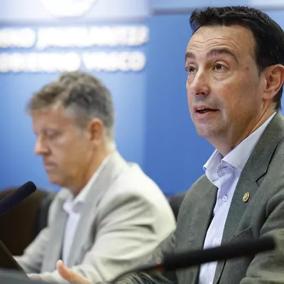 BILBAO, 22/04/2026.- El vicelehendakari y consejero de Economía, Trabajo y Empleo del Gobierno Vasco, Mikel Torres (d), y el viceconsejero del ramo, Iñaki Ruiz (i), han presentado este miércoles en Bilbao un estudio sobre la fuga de talento en Euskadi. EFE/ Miguel Toña
