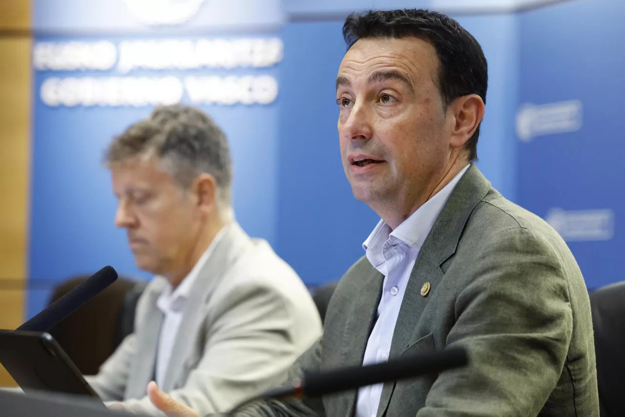 BILBAO, 22/04/2026.- El vicelehendakari y consejero de Economía, Trabajo y Empleo del Gobierno Vasco, Mikel Torres (d), y el viceconsejero del ramo, Iñaki Ruiz (i), han presentado este miércoles en Bilbao un estudio sobre la fuga de talento en Euskadi. EFE/ Miguel Toña
